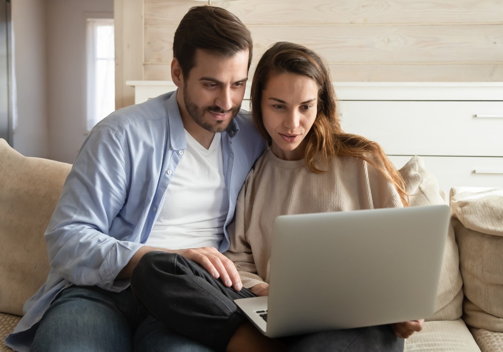 couple hiring home remodeling contractor